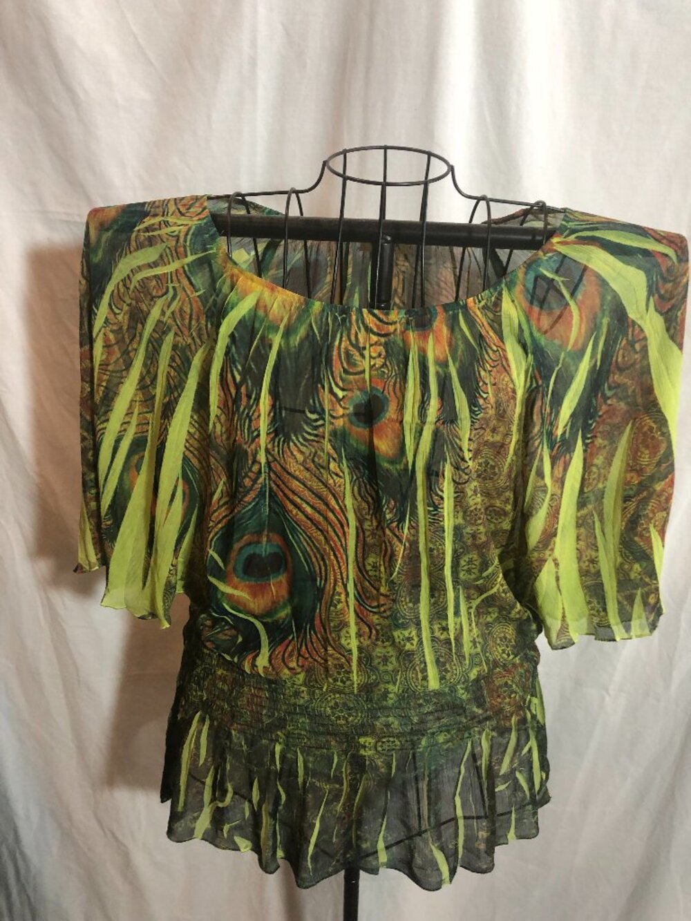 One World XL Green Peacock Design Short Sleeve Top 20" Pit to Pit